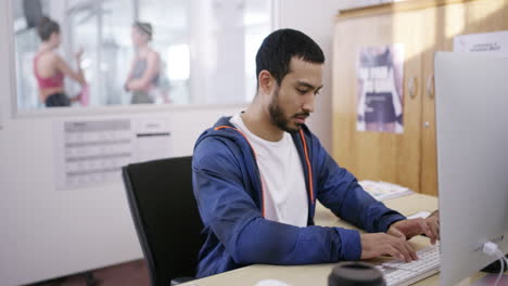 gerente o propietario de un gimnasio trabajando en una oficina escribiendo