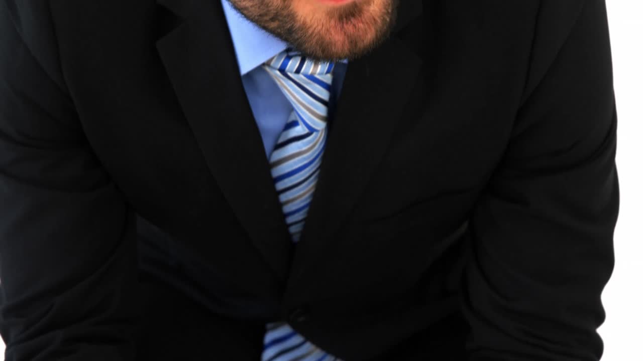 hombre de negocios sentado en una silla