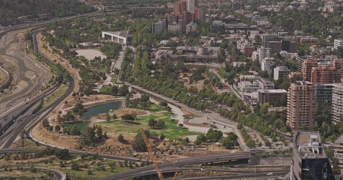 Santiago de Chile Aérea v18 sobrevuelo a vista de pájaro con teleobjetivo revelando el Parque Bicentenario, Vitacura, Las Condes, autopistas y laderas verdes - Filmado con Mavic 3 Pro Cine - 20 de enero de 2025