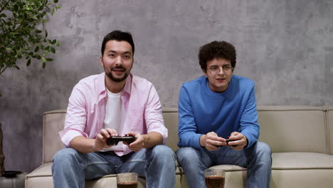 amigos jugando a videojuegos