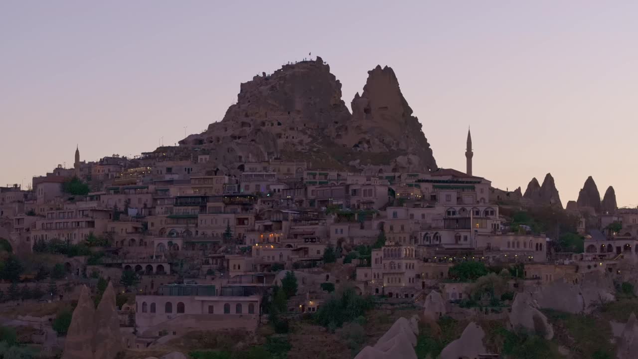 トルコのネブシェヒルにあるカッパドキアのウチヒサル城は、夕暮れ時に息をのむほどの絶景を見せる