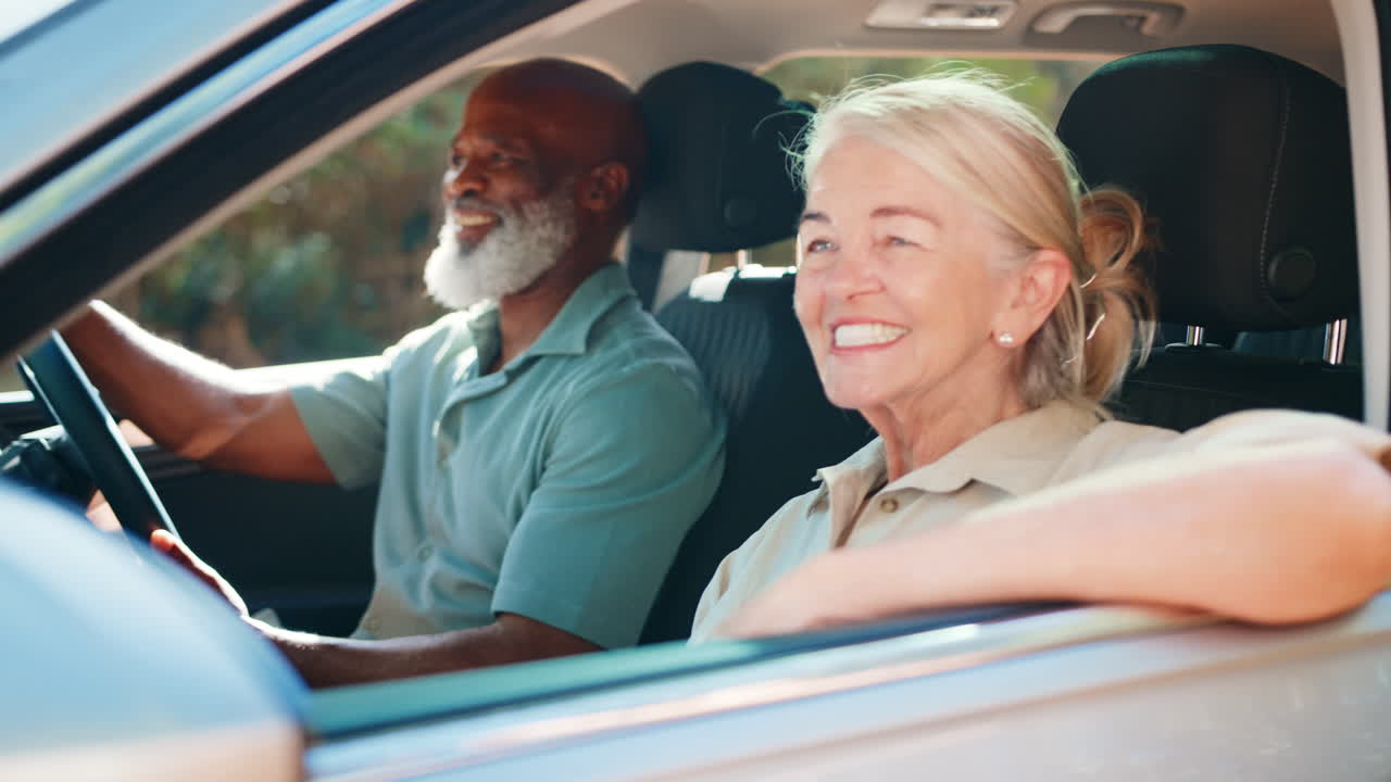 una pareja de ancianos disfrutando de un viaje de un día conduciendo y haciendo turismo en coche juntos