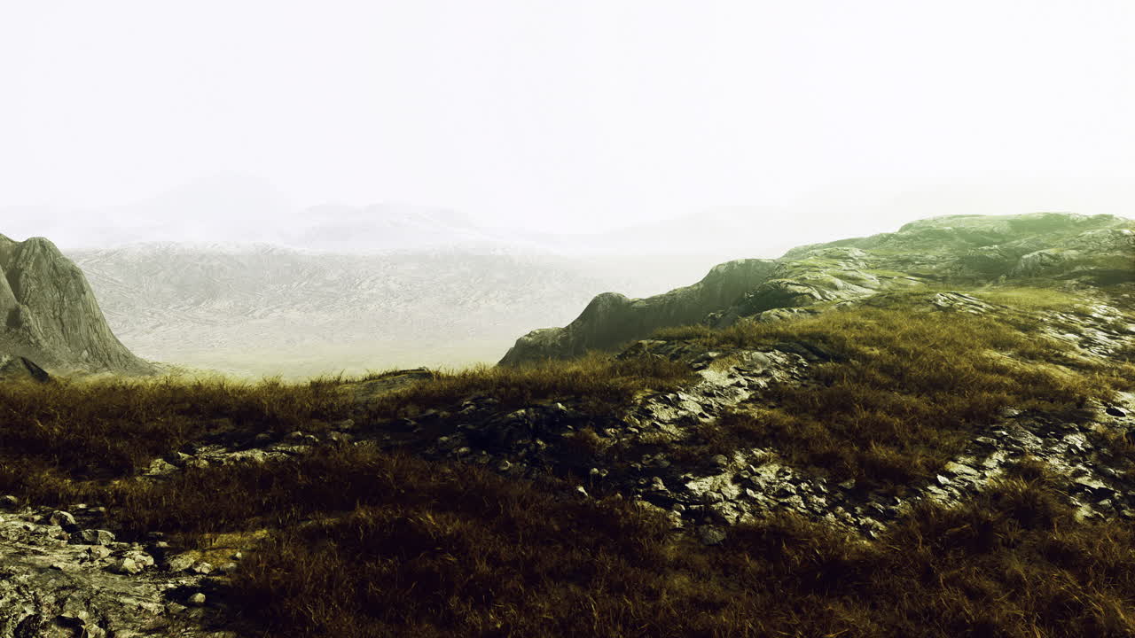 paisaje de montaña con niebla