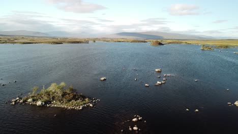 un lago escocés en las tierras altas
