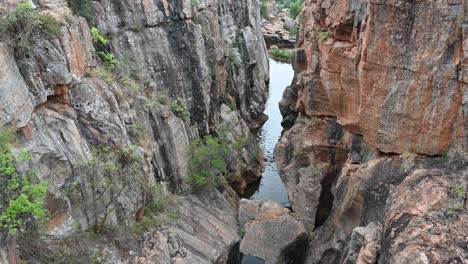 rocas caídas atrapadas en el lecho del arroyo del cañón en el sitio geográfico de la suerte de bourke en sudáfrica
