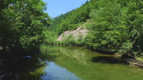 Klarer-Fluss-Fließt-Zwischen-Den-Küsten-Mit-Dichten-Grünen-Bäumen