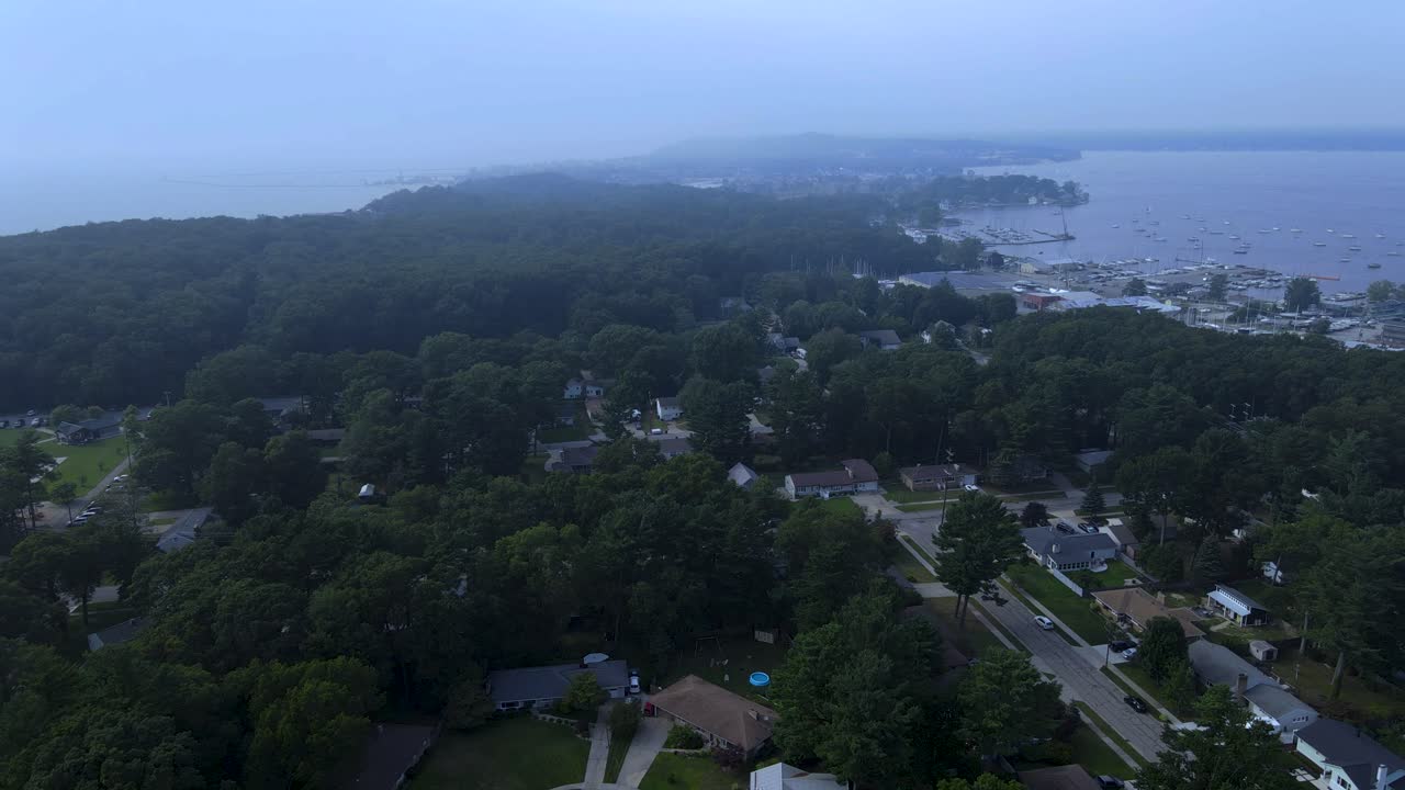 어둡고 우울한 날씨가 미시간 호수 위로 밀려옵니다.