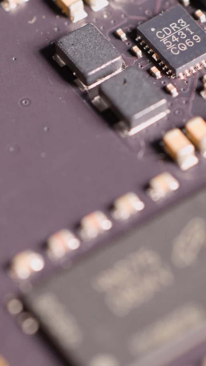 En detaljeret makrokamerapanorering over et computer RAM-modul printkort med elektroniske komponenter.