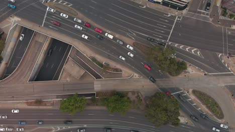 vías de tráfico, cruce de caminos y semáforos