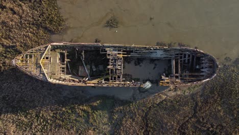 una perspectiva de arriba hacia abajo de un naufragio en medio del río medway