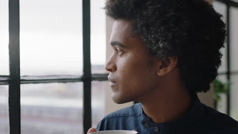 Retrato-Joven-Hombre-De-Negocios-Tomando-Café-En-Casa-Empresario-Disfrutando-De-Una-Mañana-Tranquila-Y-Relajada-Mirando-Por-La-Ventana-Pensando-Contemplativo-Peinado-Afro-De-Moda