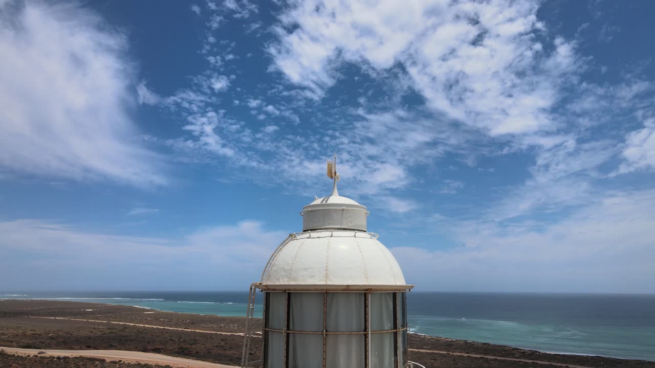 공중 - 태평양, 서부 호주에 있는 블라밍 헤드 등대, 마을과 푸른 하늘과 구름에 가깝고, 궤도 원 샷