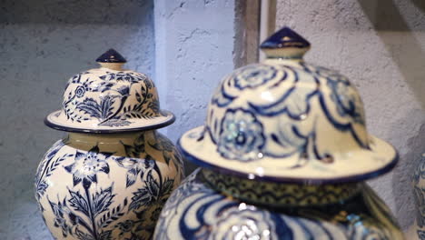 Nahaufnahme-Des-Traditionellen-Mexikanischen-Talavera-Handwerks,-Das-Mit-Der-Kaolinenherstellung-Verbunden-Ist