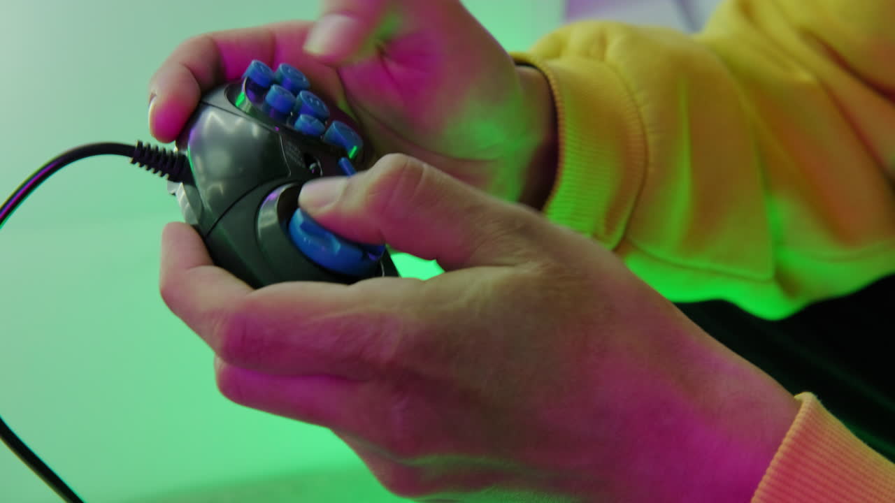 레트로 비디오 게임 컨트롤러를 사용하는 사람