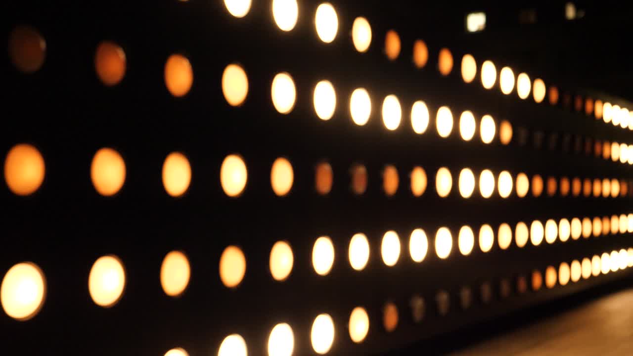 los reflectores parpadeantes son de color naranja.