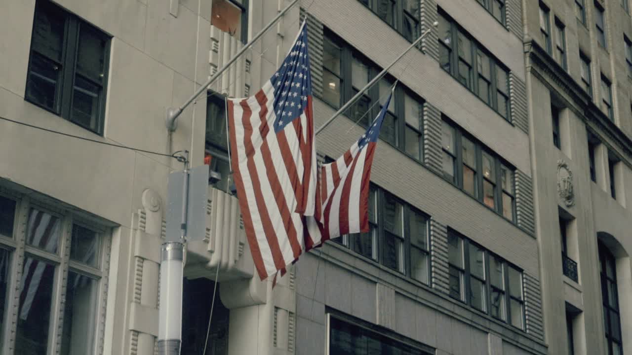 bandeira dos estados unidos em câmera lenta pendurada nos prédios do distrito de wall street, em nova york