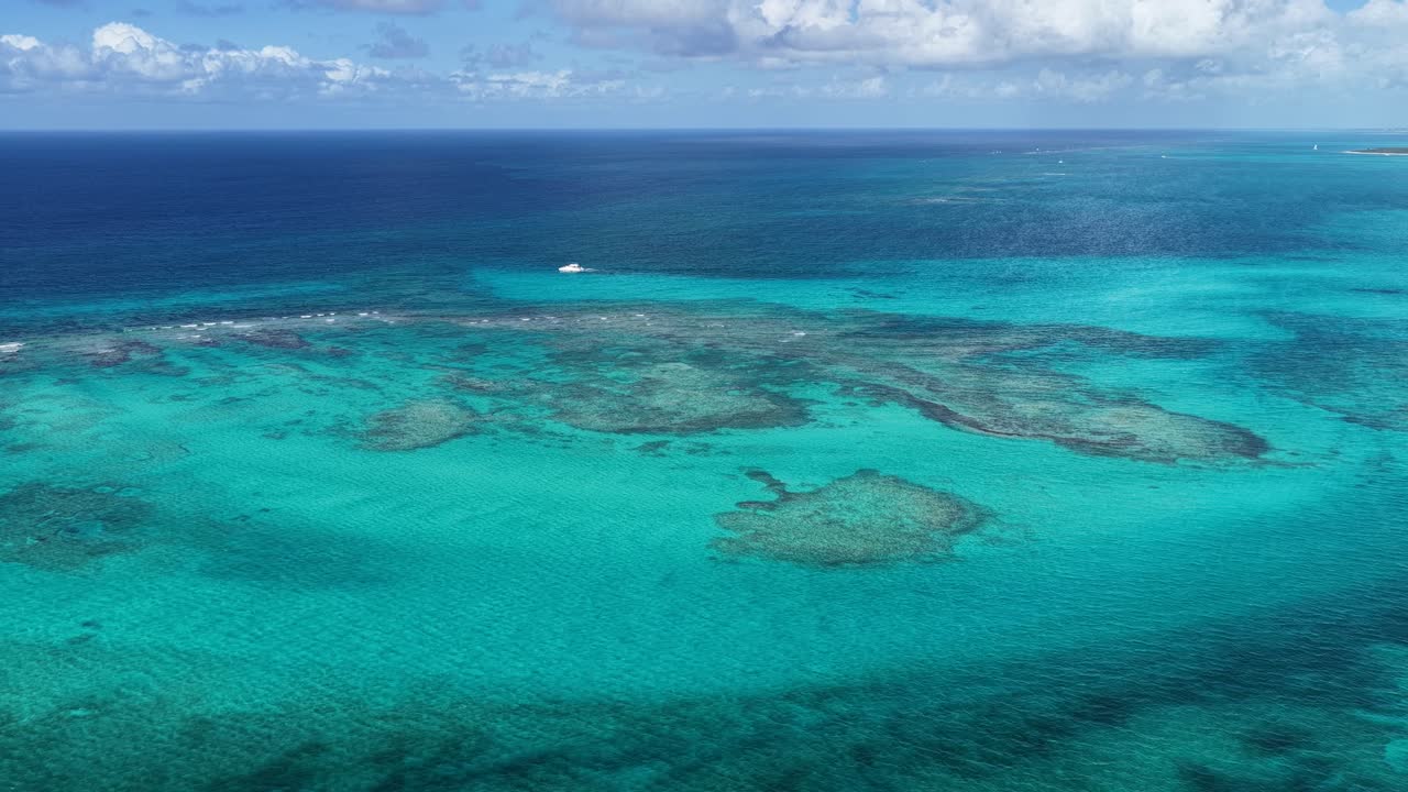 Grace Bay Beach a Providenciales, nel Territorio d'Oltremare Isole Turks e Caicos. Skyline marino. Paesaggio urbano. Viaggio estivo. Grace Bay Beach nelle Isole Turks e Caicos. Edifici a molti piani.