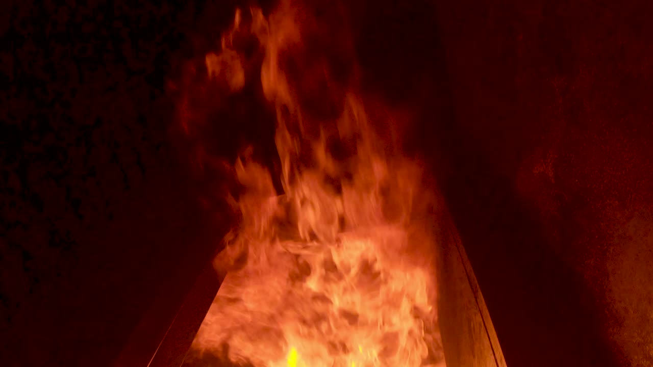 flashover de fuego dentro del edificio quemado del centro de entrenamiento de incendios