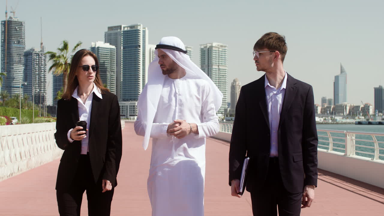 세 사람이 사업에 대해 얘기하고 있습니다.