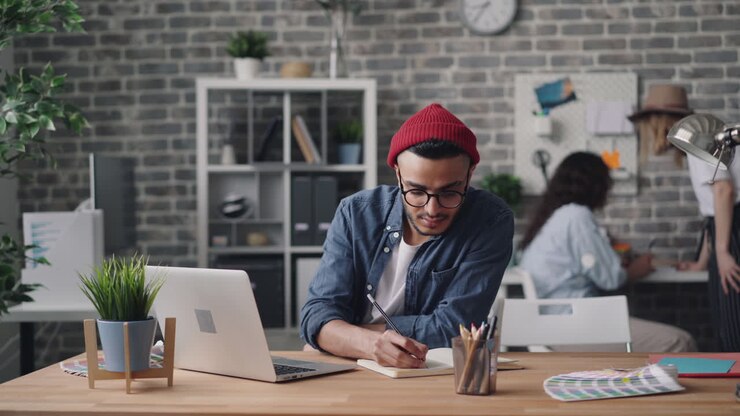 Kreativt team arbejder på et moderne kontor