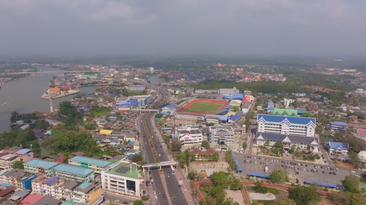 Pemandangan drone stadion Samut Songkhram dengan area sekitarnya, Thailand
