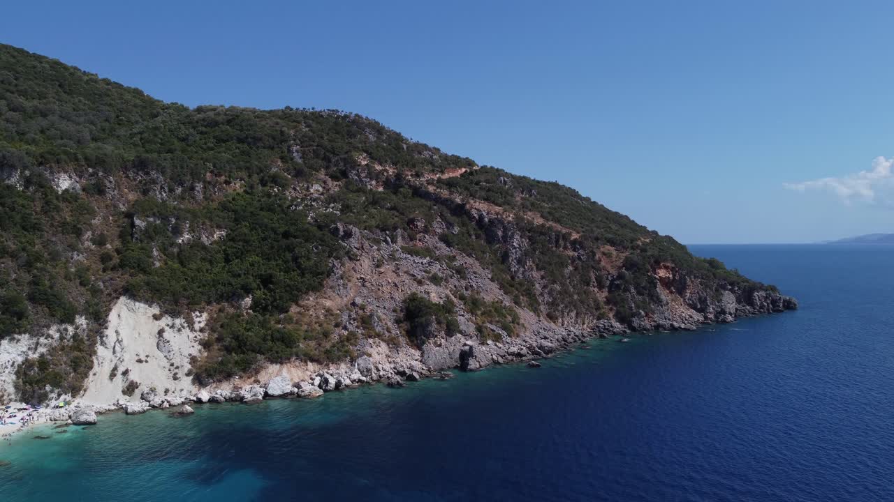 isla montañosa en el mar con cielo azul y agua en lefkada, grecia - toma aérea de seguimiento de drones