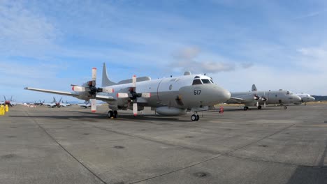 avión de carga propulsado por hélice sentado en una pista de aterrizaje