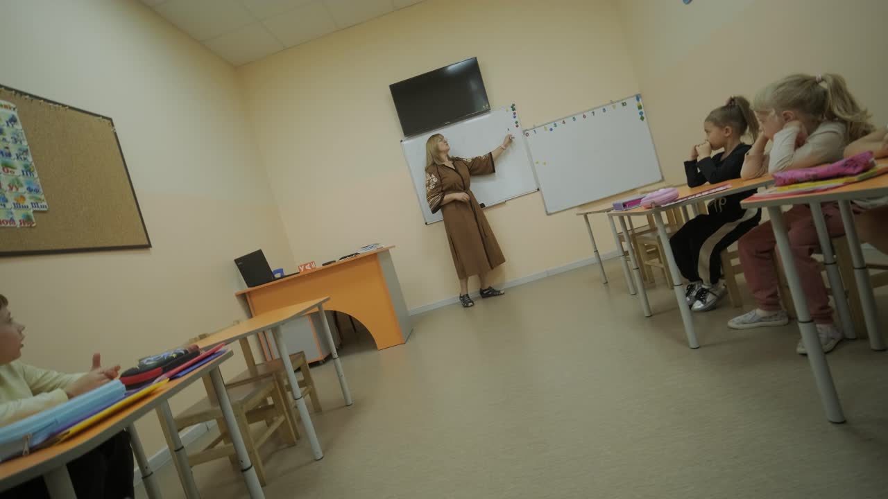 lección de preparación preescolar en el centro de aprendizaje