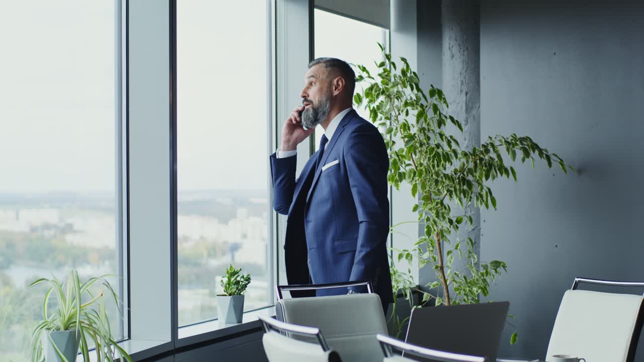 hombre de negocios hablando por teléfono en una oficina moderna