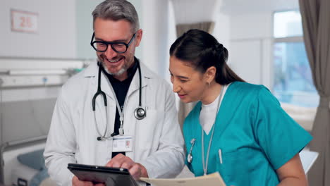 Arzt,-Krankenschwester-Und-High-Five-Auf-Dem-Tablet