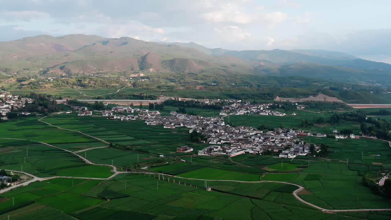 pueblo y campos en shaxi, yunnan, china.