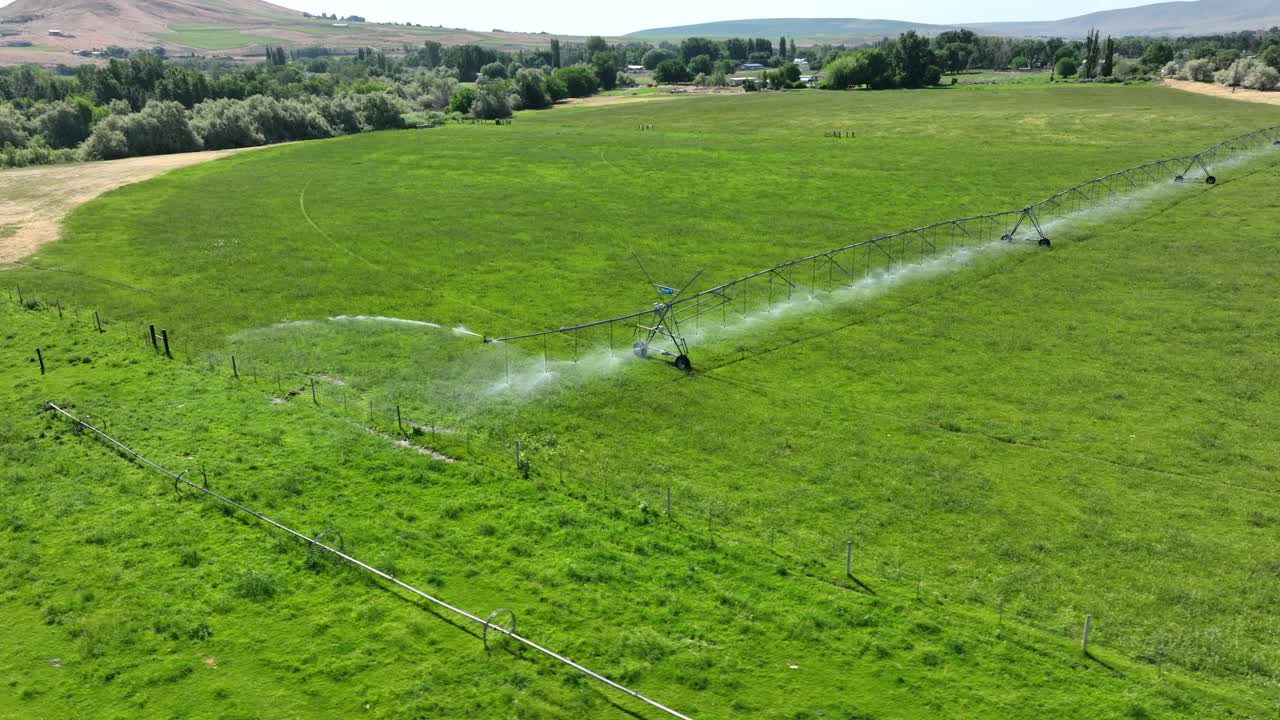 vista aérea de un sistema automático de rociadores que riega un campo de cultivos