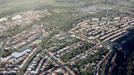 Drohnenluftaufnahme-Von-Thale,-Rosstrappen,-Hexenstieg,-Hexentanzplatz-Und-Dem-Bodetal-Im-Norden-Des-Nationalparks-Harz-Im-Spätherbst-Bei-Sonnenuntergang,-Deutschland,-Europa