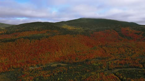 Imágenes-Aéreas-Que-Vuelan-A-La-Derecha-Por-Un-Bosque-De-Otoño-En-La-Ladera-De-Una-Montaña-En-El-Norte-De-Maine