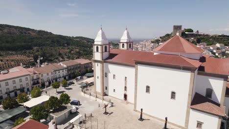 vista aérea de la iglesia de santa maria da devesa, castelo de vide en portugal