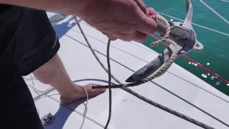 marinero manejando cuerdas y anclas en un yate
