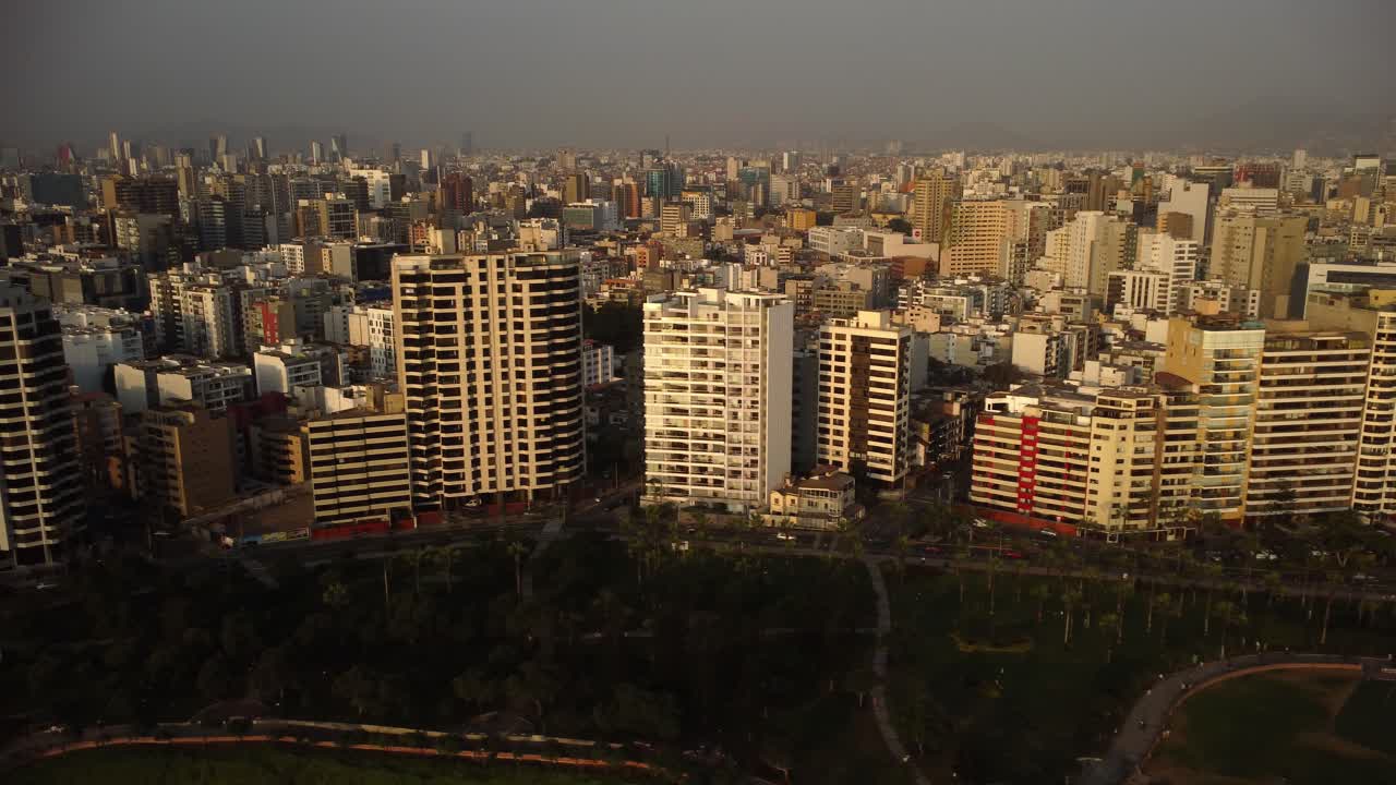 aerial - zona de costa verde en miraflores, lima, perú, el camión de disparos anchos a la izquierda