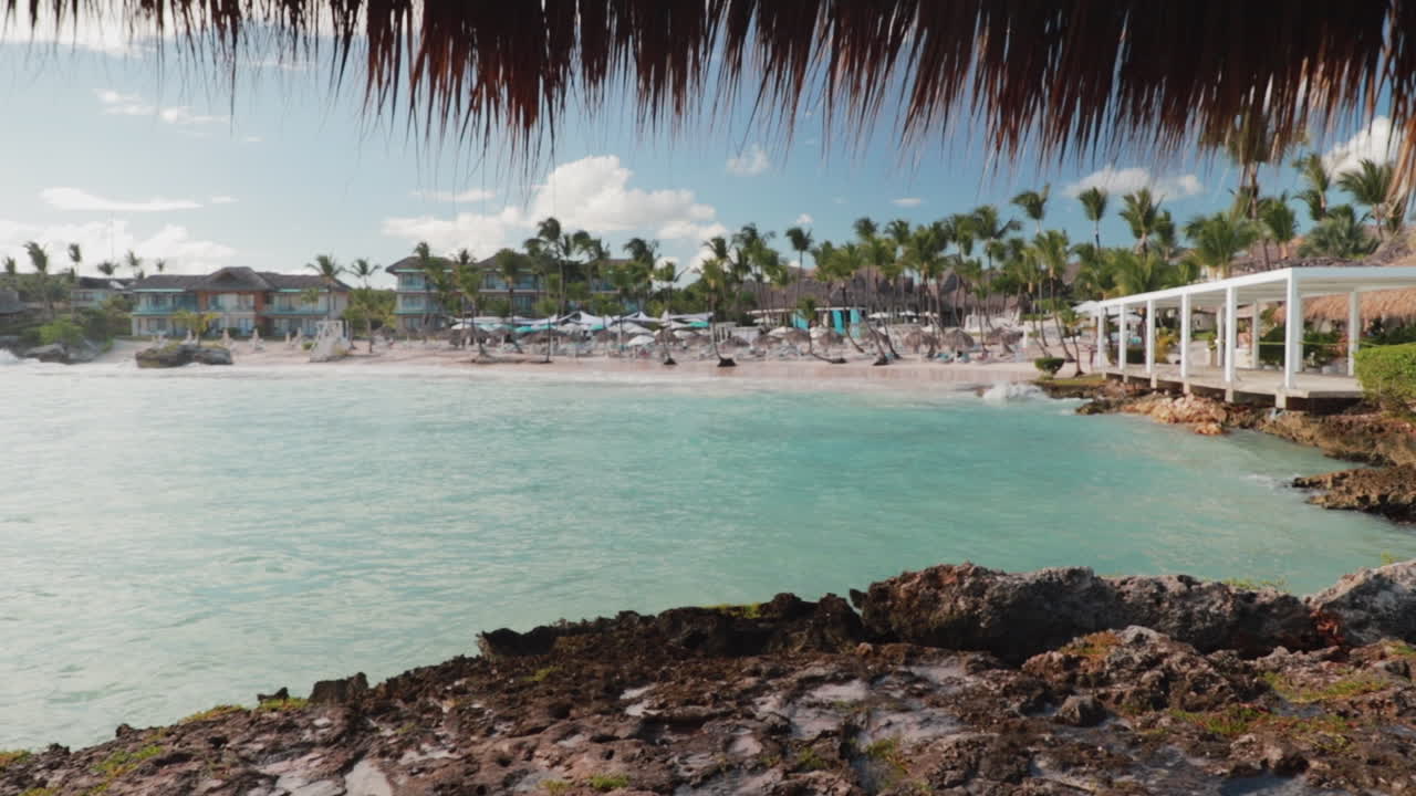 dolly en la toma de la orilla de la playa con la cabaña en primer plano