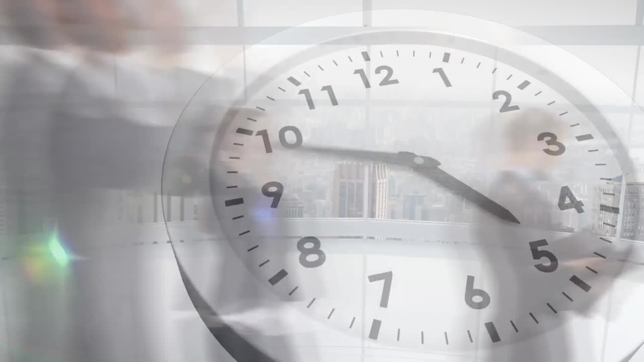 animación del reloj de tic-tac contra el lapso de tiempo de los empresarios que caminan en la oficina