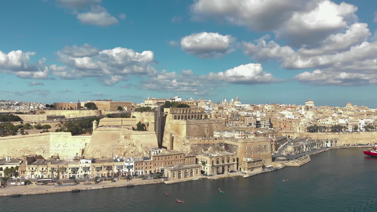 toma aérea hacia un puerto y una ciudad vieja rodeada de mar.