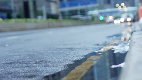 在現代城市的暴風雨後,車輛在<unk>石街道上開車,車輛不集中