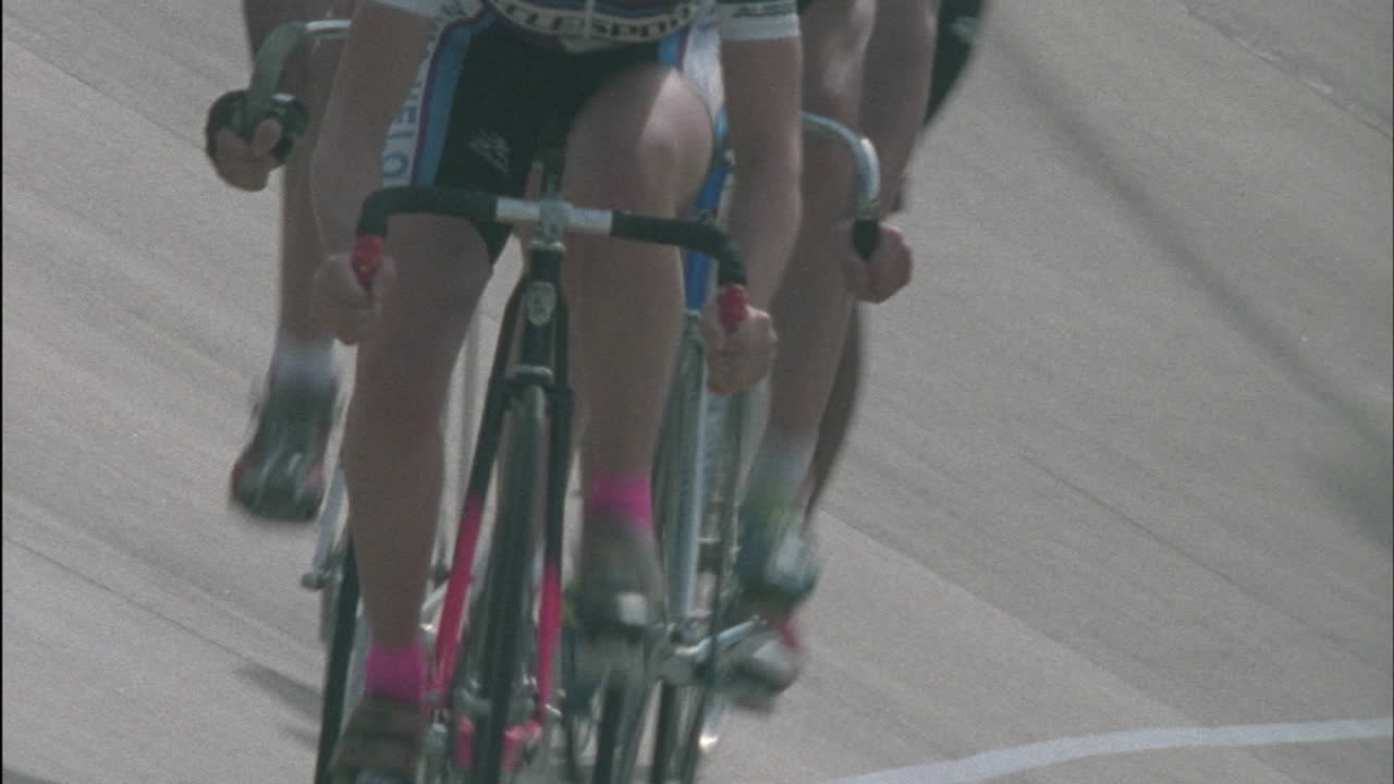 los ciclistas corren en línea en una pista