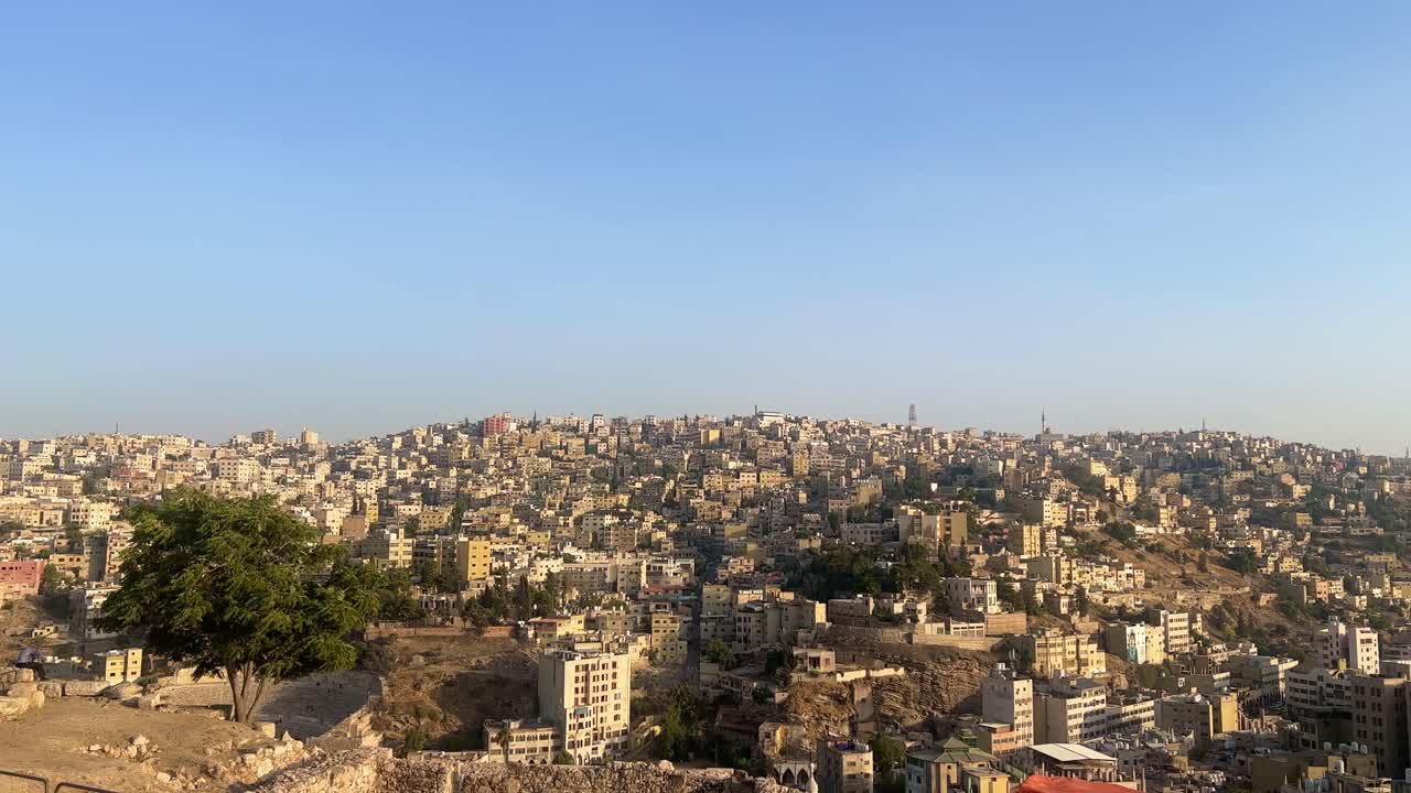 la ciudad de amman desde arriba la ciudadela de amman con la bandera de jordania con vistas a la hermosa ciudad durante el día 4k