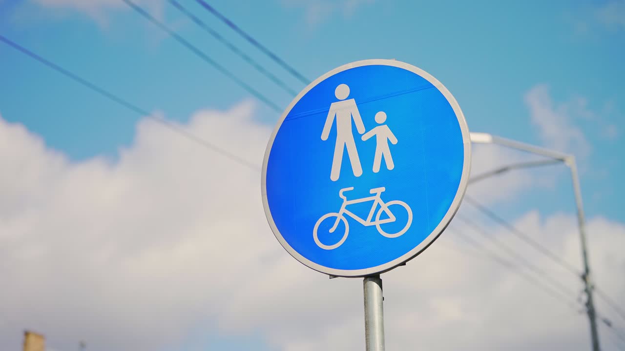 자전거 표지판. 자전거 차선. 자전차 경로. 자전기 및 산책 경로.