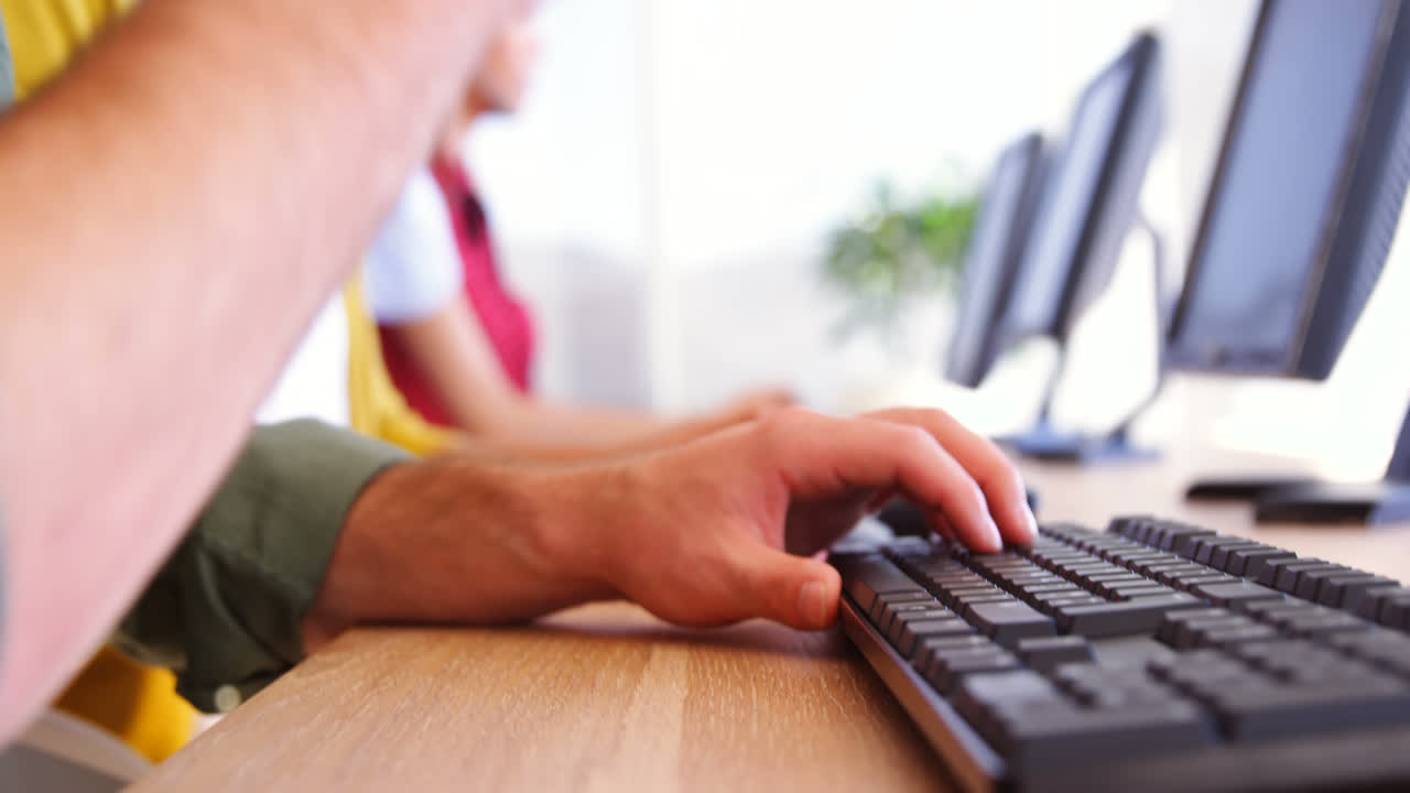 ejecutivo de servicio al cliente hablando en auriculares