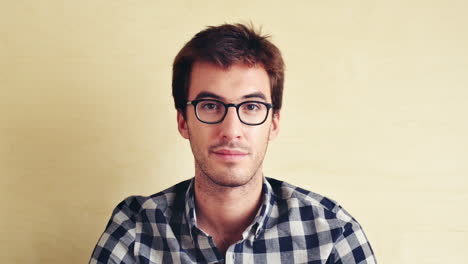 retrato de un hombre hipster con un aspecto elegante