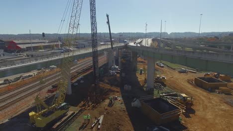 Coches-Circulando-Por-El-Ajetreado-Paso-Elevado-Y-El-Equipo-Del-Centro-De-La-Ciudad-Durante-El-Proyecto-De-Construcción