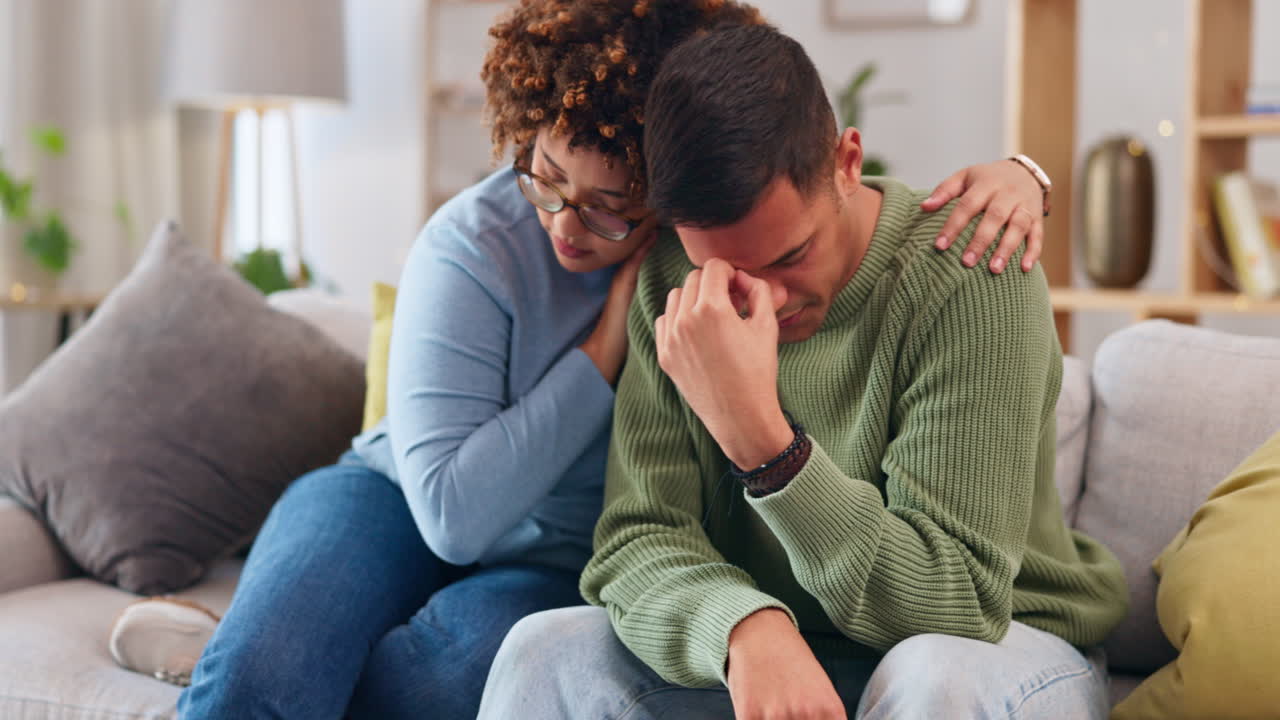 Coppia, depressione e donna che conforta l'uomo