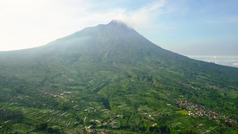 volcán merapi con vista rural de la plantación que plantó brócoli, repollo, papas y cebollas verdes, java central, indonesia