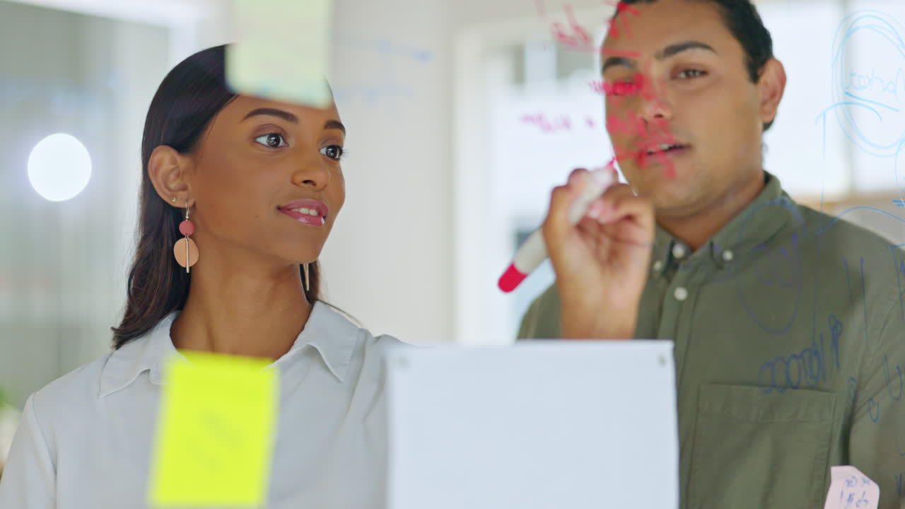 trabajo en equipo, agenda o mujer india escribiendo en vidrio